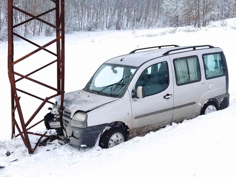 Hafif ticari araç yüksek gerilim direğine çarptı, 2 kişi yaralandı
