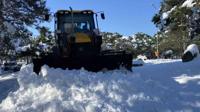 Alibey Barajına kamyonlarla kar taşınıyor
