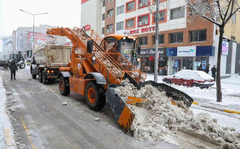 Van Büyükşehir Belediyesi 120 bin ton kar taşıdı
