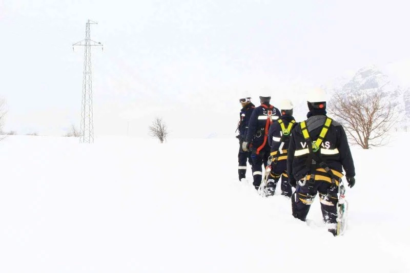 VEDAŞ’ın kar timi zorlu coğrafyada arızaları onarıyor
