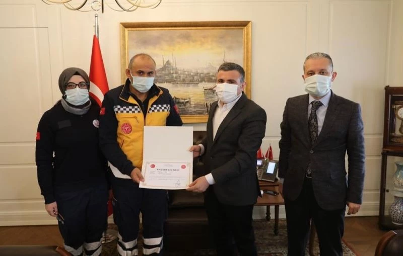 Fedakar sağlık görevlisine Validen başarı belgesi
