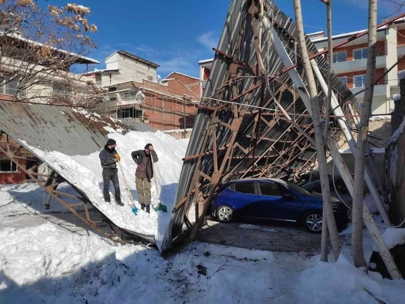 Çöken otoparkın çatısı karton gibi ikiye ayrıldı
