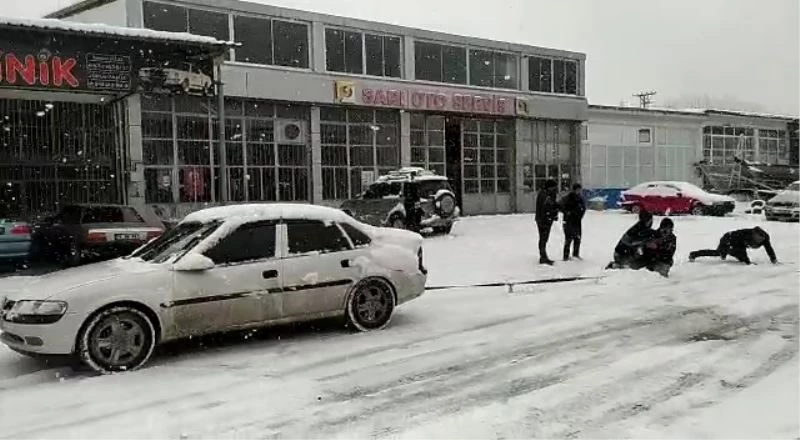 Kimisi buz tutan göl üzerinde, kimi ise araç arkasında kaydı
