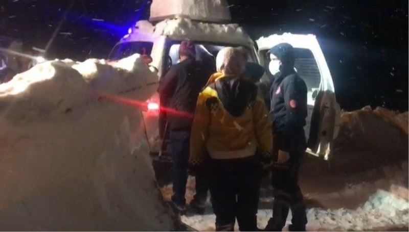 Kardan yolu kapanan köydeki hasta 5 saatte paletli ambulansla alınıp, hastaneye ulaştırıldı
