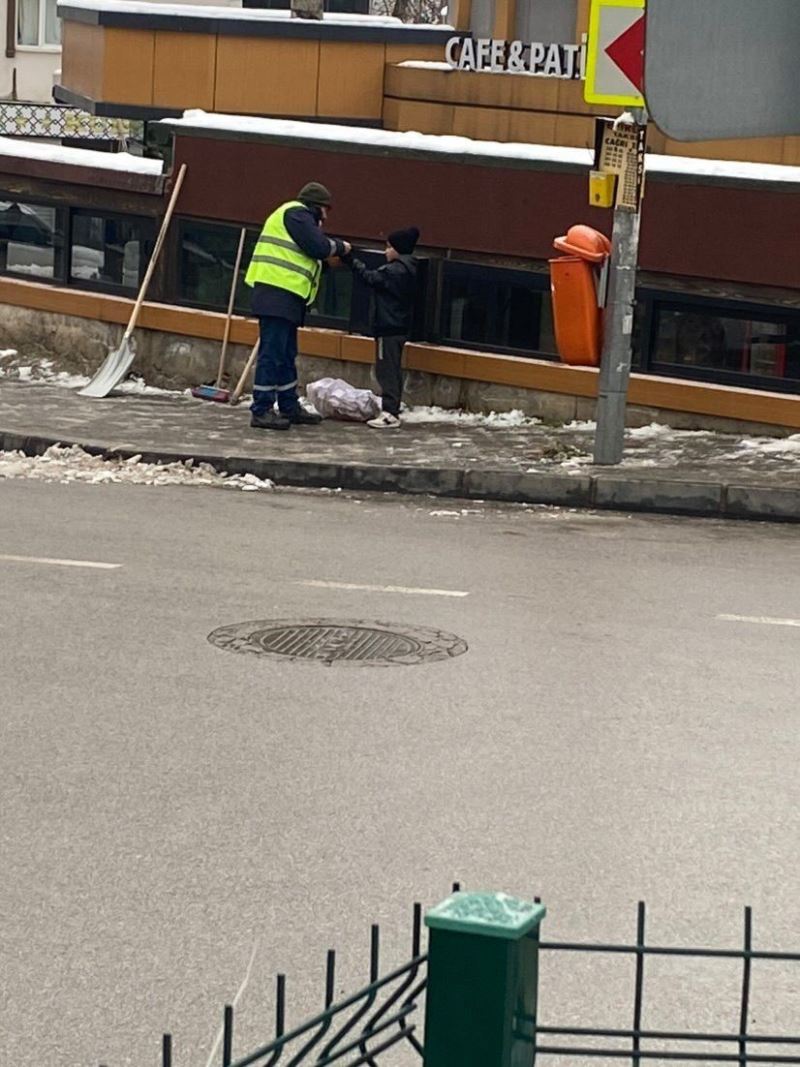 Temizlik görevlisinin hareketi yürekleri ısıttı
