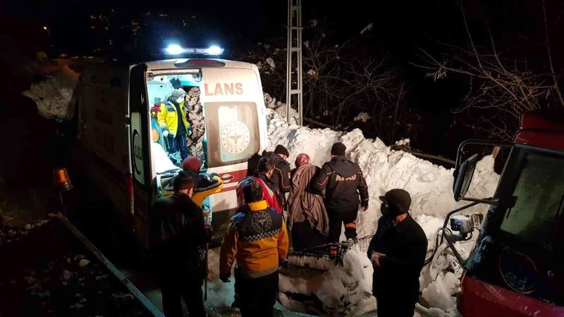 AFAD ve UMKE, yoları kapanan köylerde mahsur kalan 23 hastayı kurtardı
