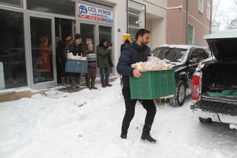 Konya’da sıcak aş bekleyenlerin yardımına off-road pilotları yetişti
