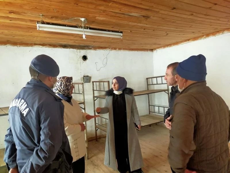 Kaymakam Özay, 3,5 şiddetindeki depremin meydana geldiği köyde incelemelerde bulundu
