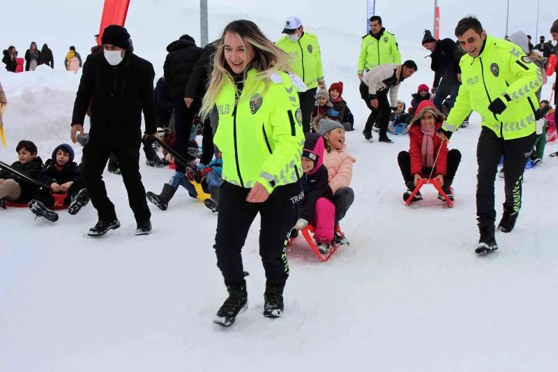 Van’da ‘Kızakla Kayma Festivali’ renkli görüntülere sahne oldu

