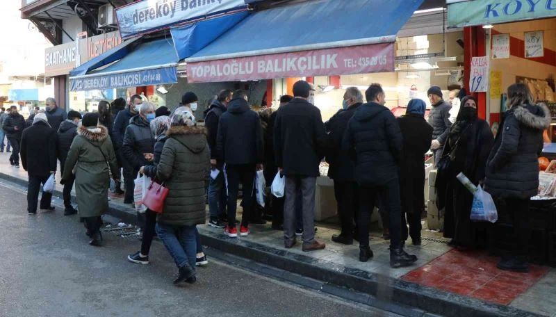 Kardan sonra evden çıkan vatandaş balığa hücum etti
