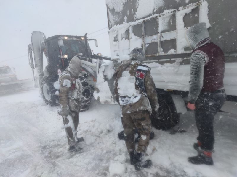 Jandarma, kar ve tipide mahsur kalan 31 vatandaşı kurtardı
