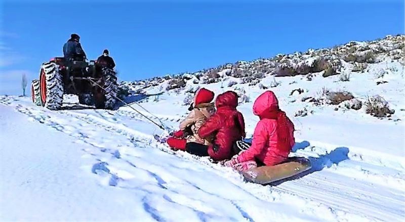 Yollar buz pistine dönünce vatandaş traktörle sörf yaptı
