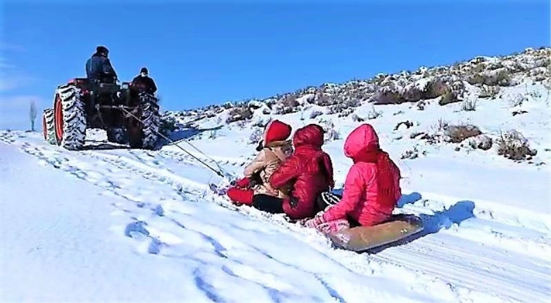 Yollar buz pistine dönünce vatandaş traktörle sörf yaptı

