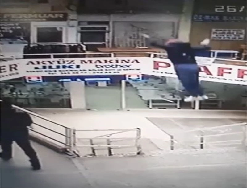 İş hanının ikinci katından düştü
