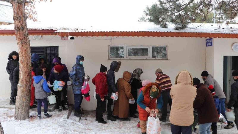 Mültecilere sıcak yemek yardımı
