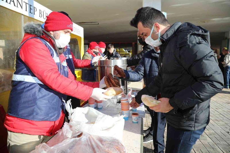 Büyükşehir, otobüs terminalindeki vatandaşlara kumanya dağıttı
