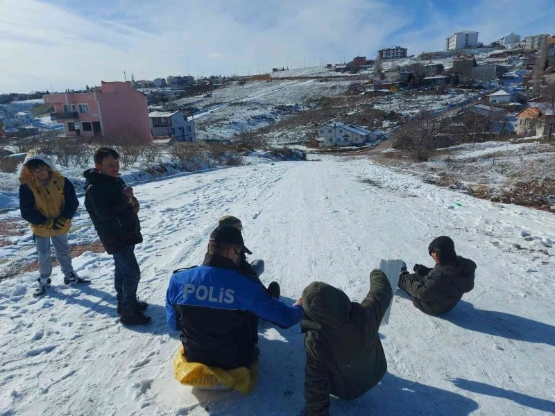 Uşak polisi, çocuklarla sokakta poşetle kaydı

