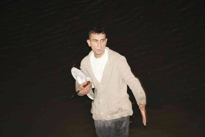 Bekçilerden kaçarken sulama kanalına girdi, etrafı çevrilince bıçak çıkarıp direndi
