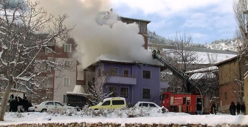 Evinin yanışını yaşlı gözlerle izledi
