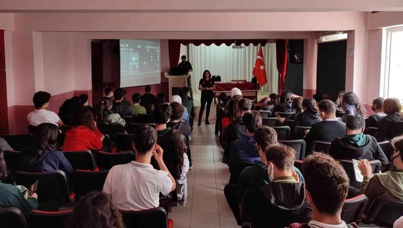 Gençler terör örgütlerine karşı bilgilendiriliyor
