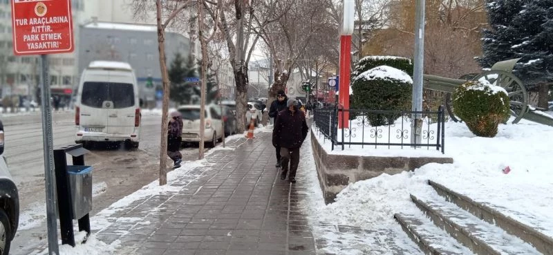 Afyonkarahisar’da kar yağışı aralıklarla devam ediyor
