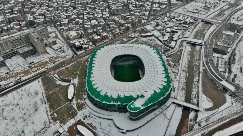Nilüfer deresi buz tuttu, Timsah Stadyumu ise beyaz gelinliği giydi

