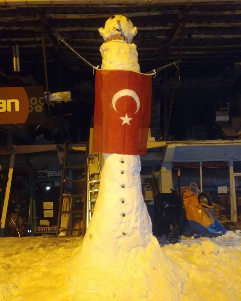 Sezonun dev kardan adamı Elazığ’da: Yaklaşık 4 metre uzunluğunda
