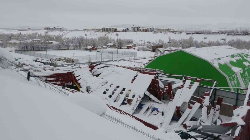 Bingöl’de kar kütlesine dayanamayan çatı çöktü
