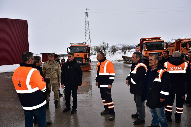 Vali Baruş, karlı yolları açma çalışmalarını denetledi
