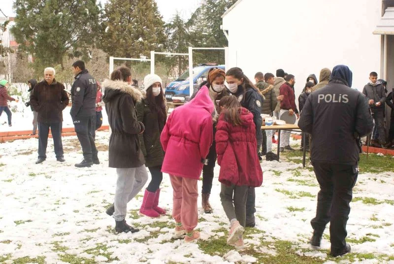 Kaymakamdan Roman çocuklara sucuk partisi
