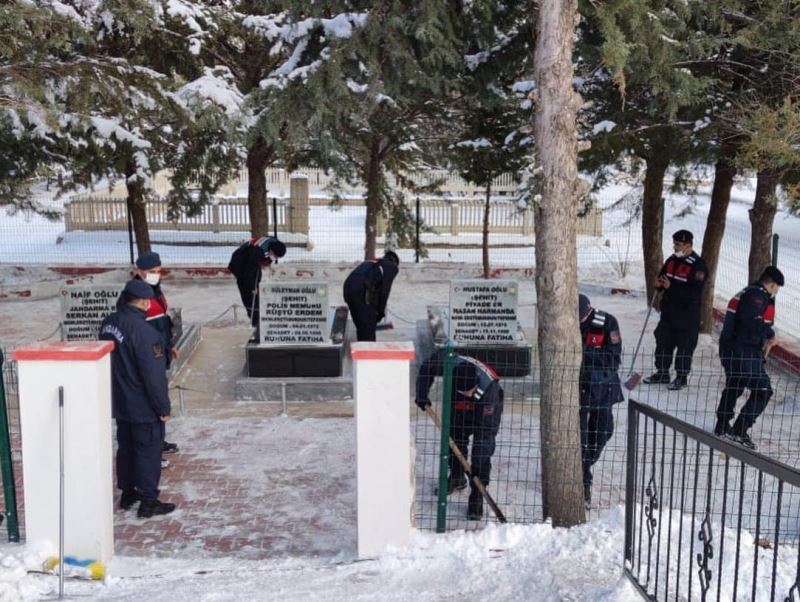 Jandarma şehit kabirlerini temizledi
