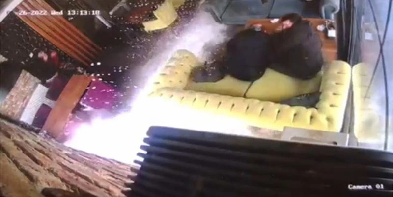 Muş’ta kafede oturan müşteriler çatıdan düşen kar kütlesinden kıl payı kurtuldu
