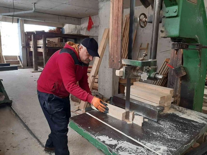 (Özel) Muhtardan köydeki bütün çocuklara kızak hizmeti
