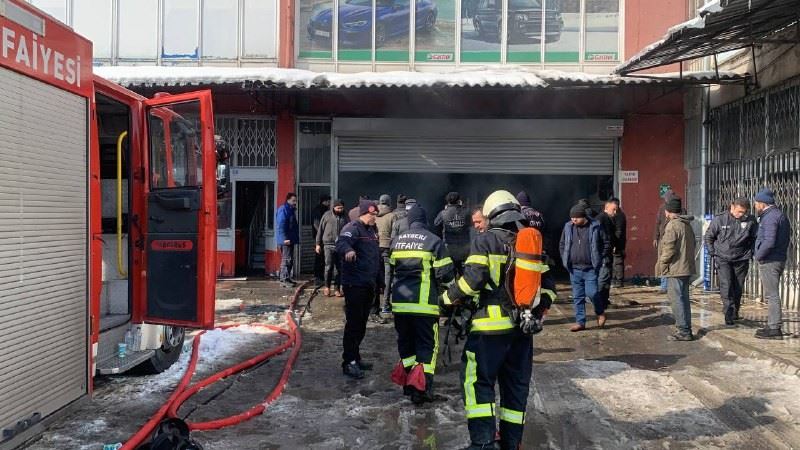 Kompresörden çıkan yangın iş yerinde hasara neden oldu
