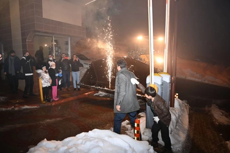 Karla mücadele aracı operatörüne doğum günü sürprizi
