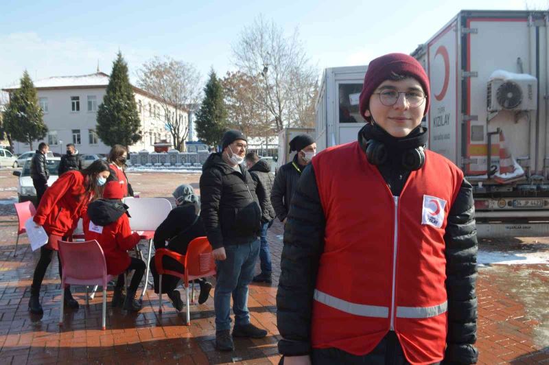 Kızılay Kan bağışı tırına vatandaşlardan yoğun ilgi
