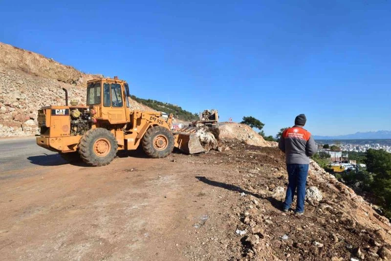 Kepez Fatin Gökmen Caddesi’nde taş duvar çalışması
