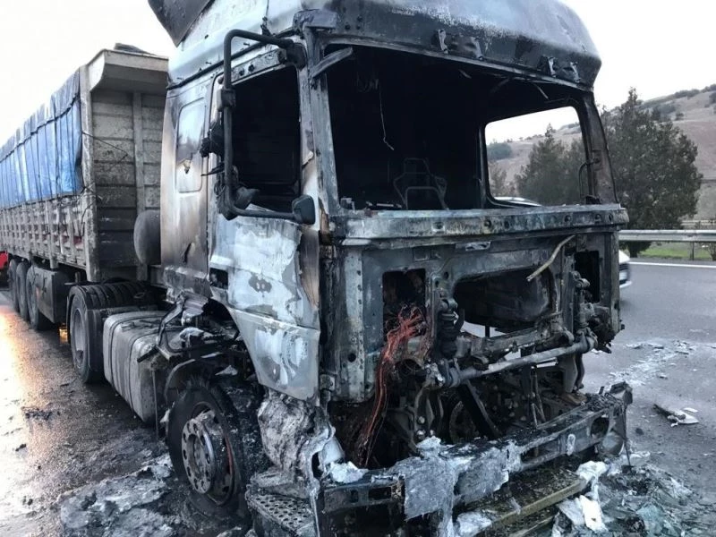 Alevlere teslim olan tırdan geriye demir yığını kaldı
