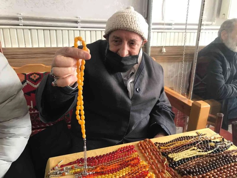 Elazığ’da asırlık tespihler çay ocağında sergileniyor: Fiyatı 10 bin dolara kadar çıkıyor
