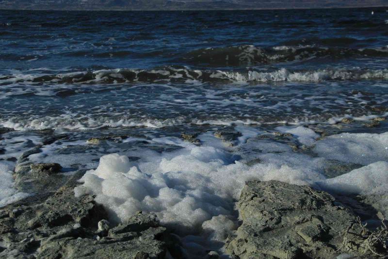 Kar yağışının ardından Burdur Gölü köpüklendi
