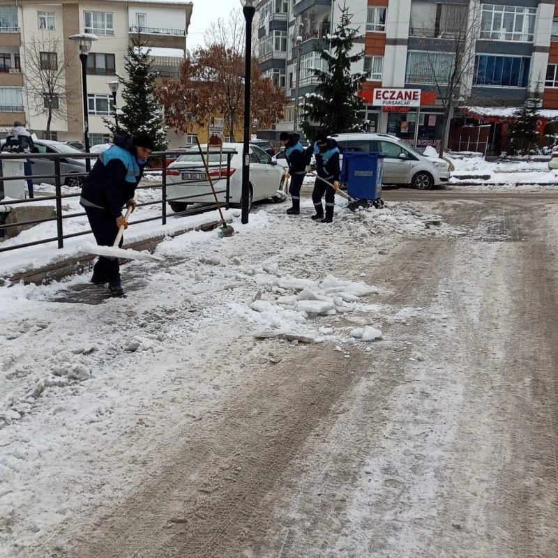 Pursaklar Belediyesi’nden buzlanmaya karşı önlem
