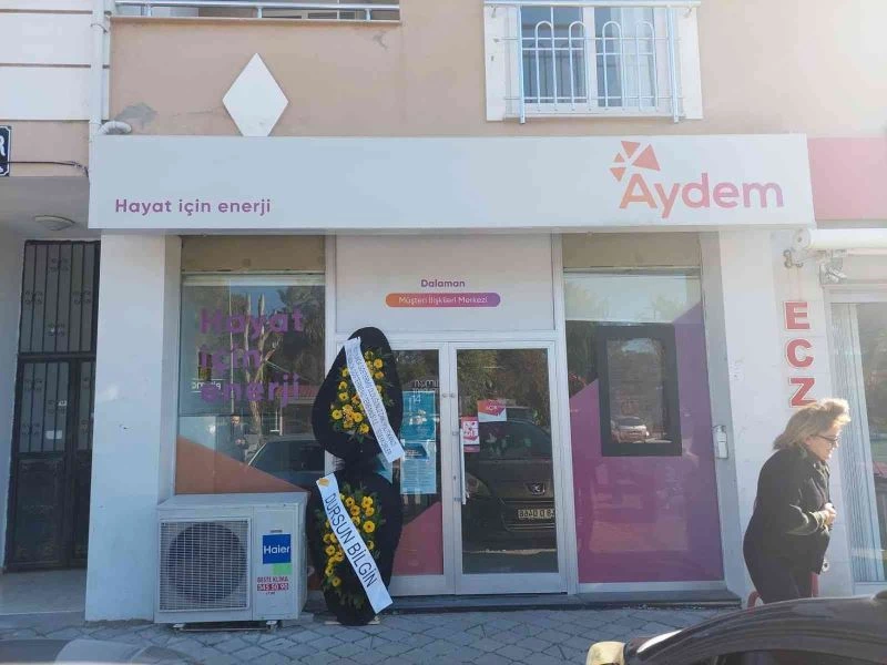 Muğla Dalaman’da bir vatandaş yüksek bulduğu elektrik faturası için Aydem’e siyah çelenk bıraktı
