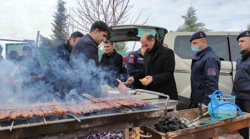 Kaymakam Sevgili’den, karla mücadelede görev yapan kamu personeline mangalda sucuk ekmek ikramı
