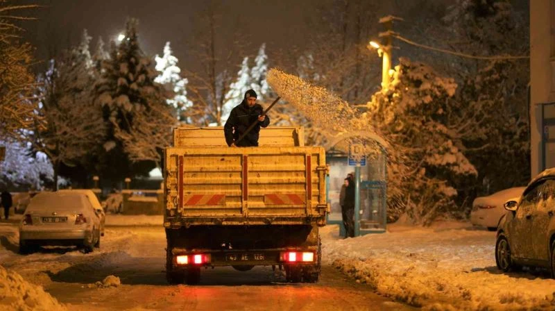 Kütahya’da yaklaşık 7 bin ton tuz-agrega karışımı kullanıldı
