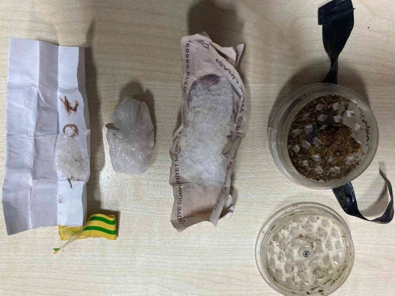 Dikiz aynasına gizlenen uyuşturucu polisin dikkatinden kaçmadı