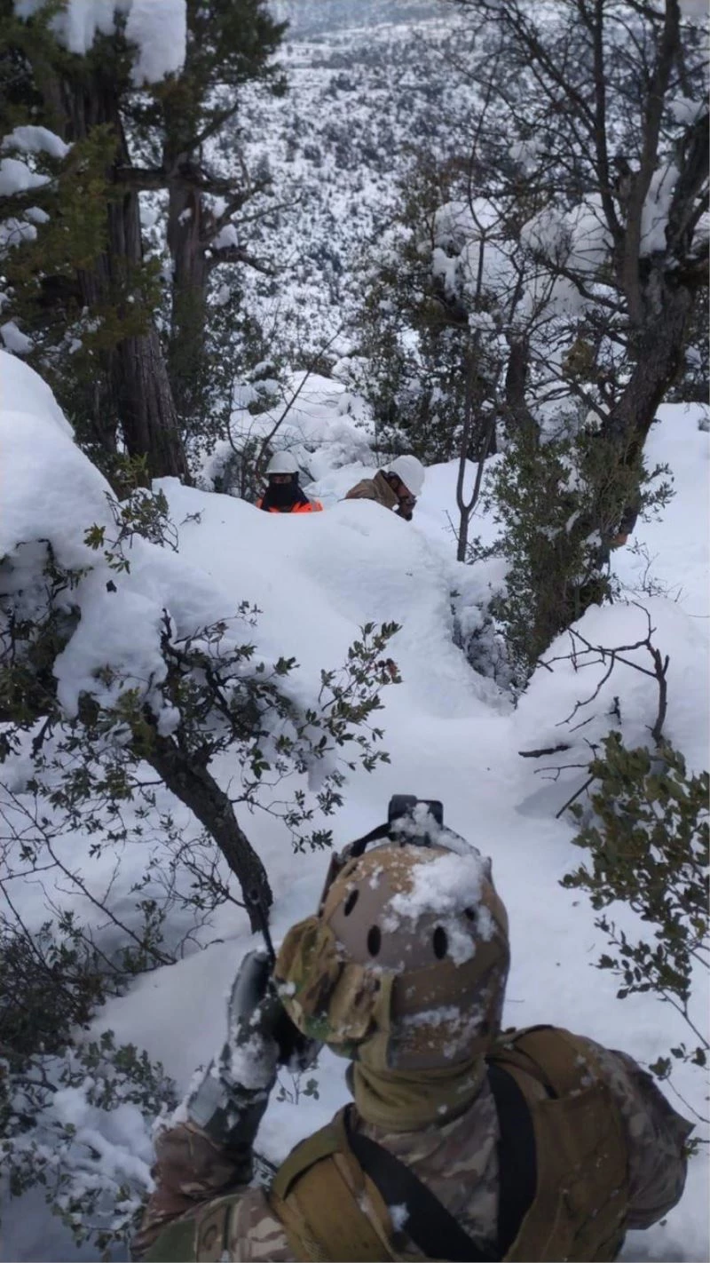Karlı tepede mahsur kalan 3 işçi helikopterle kurtarıldı
