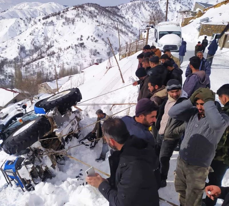 Köylüler el birliği ile traktörü kurtardı
