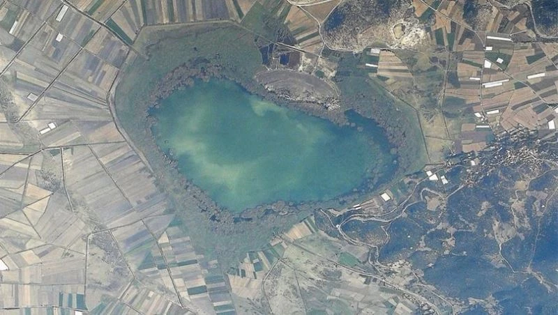 Kalp şekli ile dikkat çeken Gölhisar Gölü kısmen dondu
