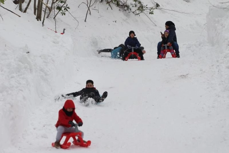 Çocuklar, kızak şenliğinde doyasıya eğlendi
