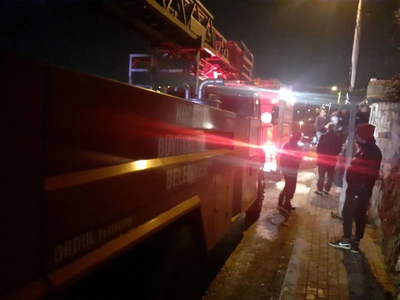 Dairede çıkan yangın, ev sahibi ile kiracıyı birbirine düşürdü
